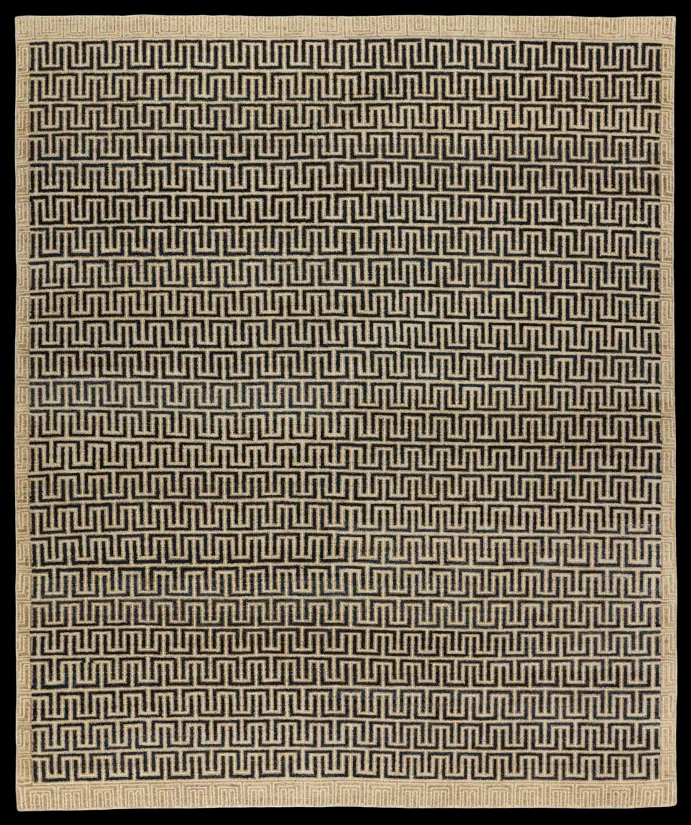 Patterned wool rug with geometric design 