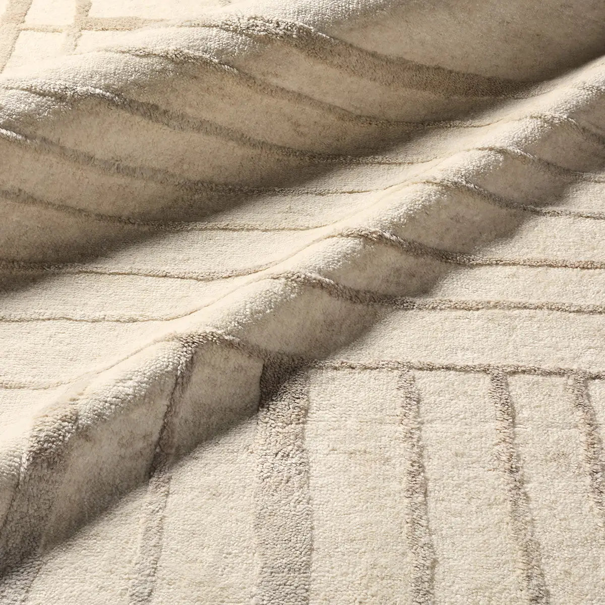 Textured beige wool rug with wavy line 