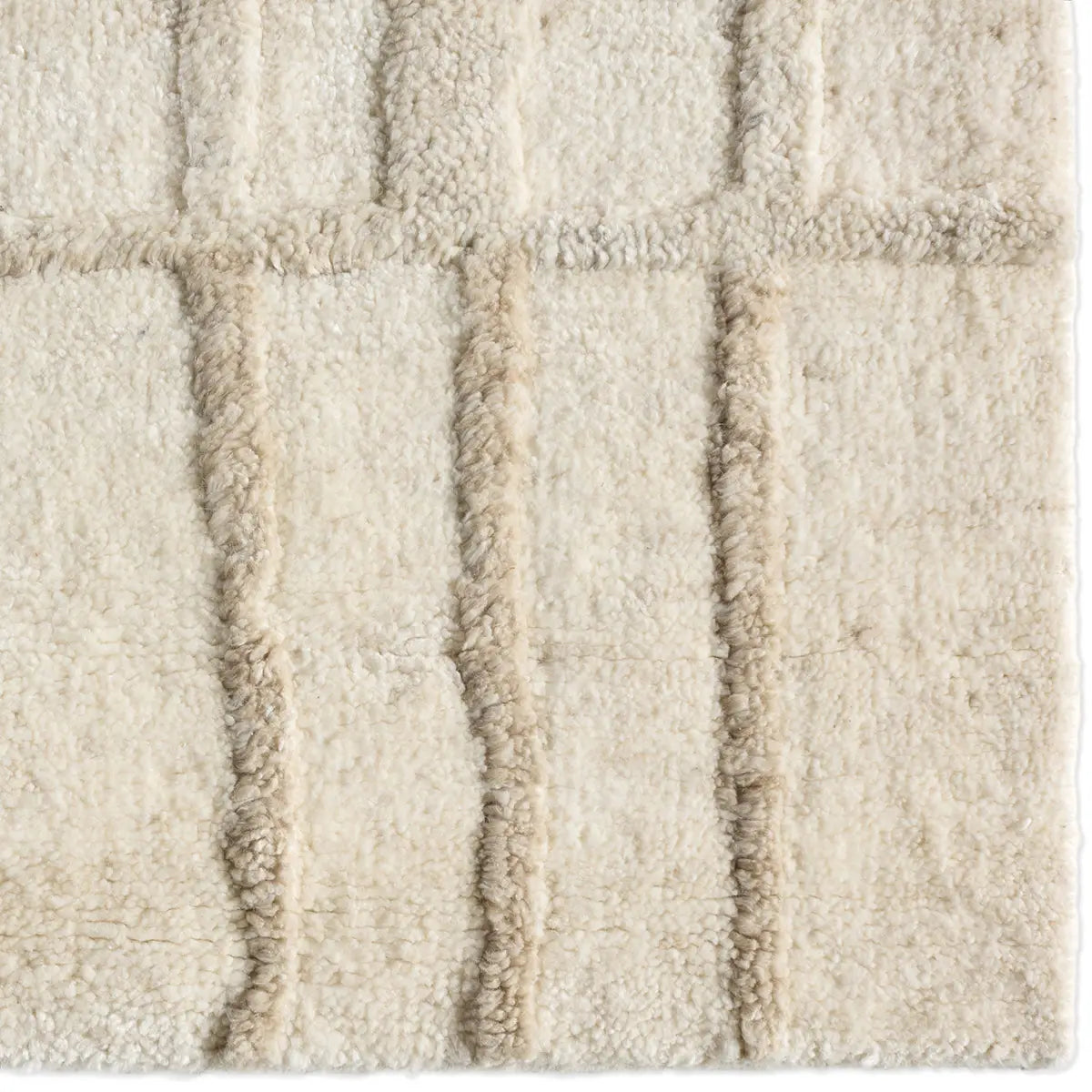 Textured beige wool rug with wavy line 