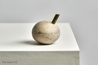 Small Bola sabão Brazilian soapstone home accessories decorated with brass details featuring a rounded shape and natural fluid color patterns