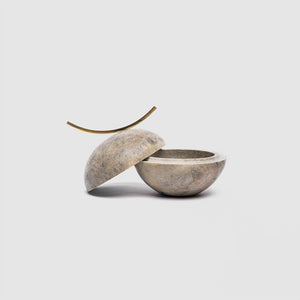Bola sabão Brazilian soapstone home accessories decorated with brass details featuring a rounded shape and natural fluid color patterns