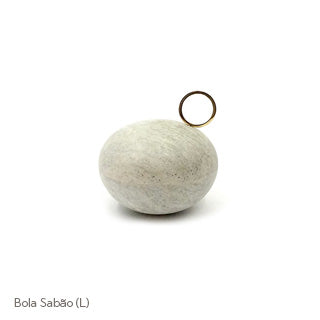 Bola sabão Brazilian soapstone home accessories decorated with brass details featuring a rounded shape and natural fluid color patterns