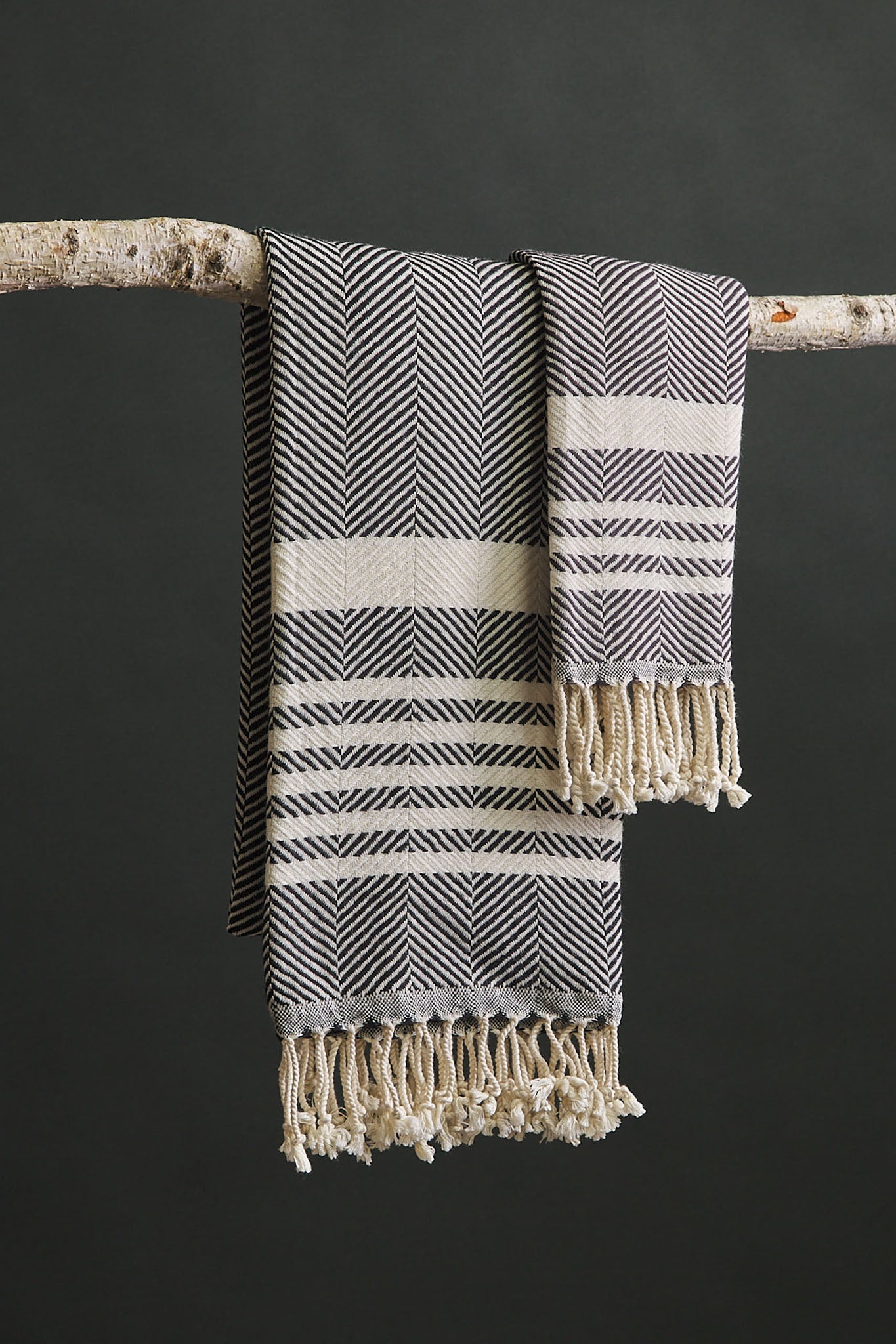 https://elysian-collective.com/cdn/shop/products/elysian-sumer-cotton-towel-hung_1365x.jpg?v=1665434267